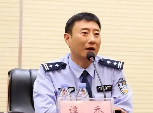网红交警谭乔名场面,拯救无数司机的“网红交警”谭乔