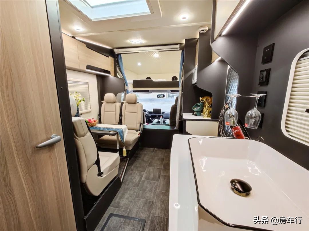 上汽跃进s1002.3t平头轻卡房车,2021年可可西里轻卡5.2t房车