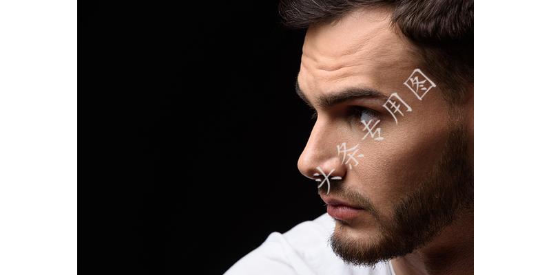 “姐，妈住院了，给5万”“你啥时候换妈了？我陪我妈逛街呢”