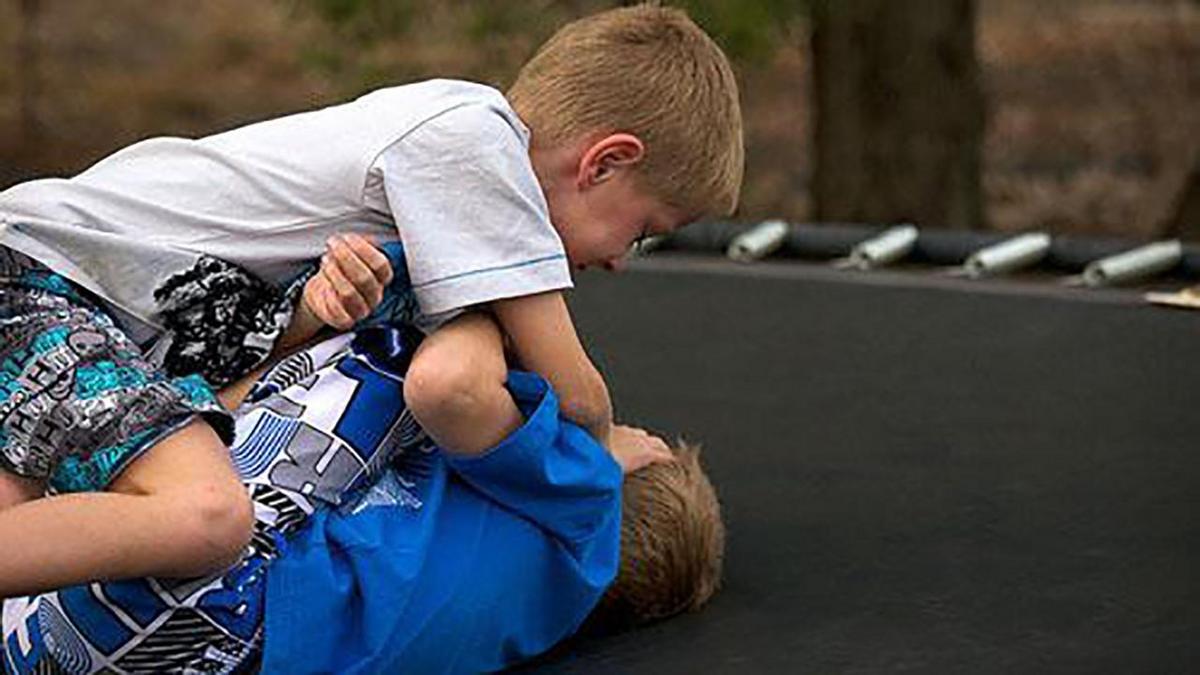 父母打骂孩子的心理怎么疏通,父母打骂对孩子心理影响怎么弥补