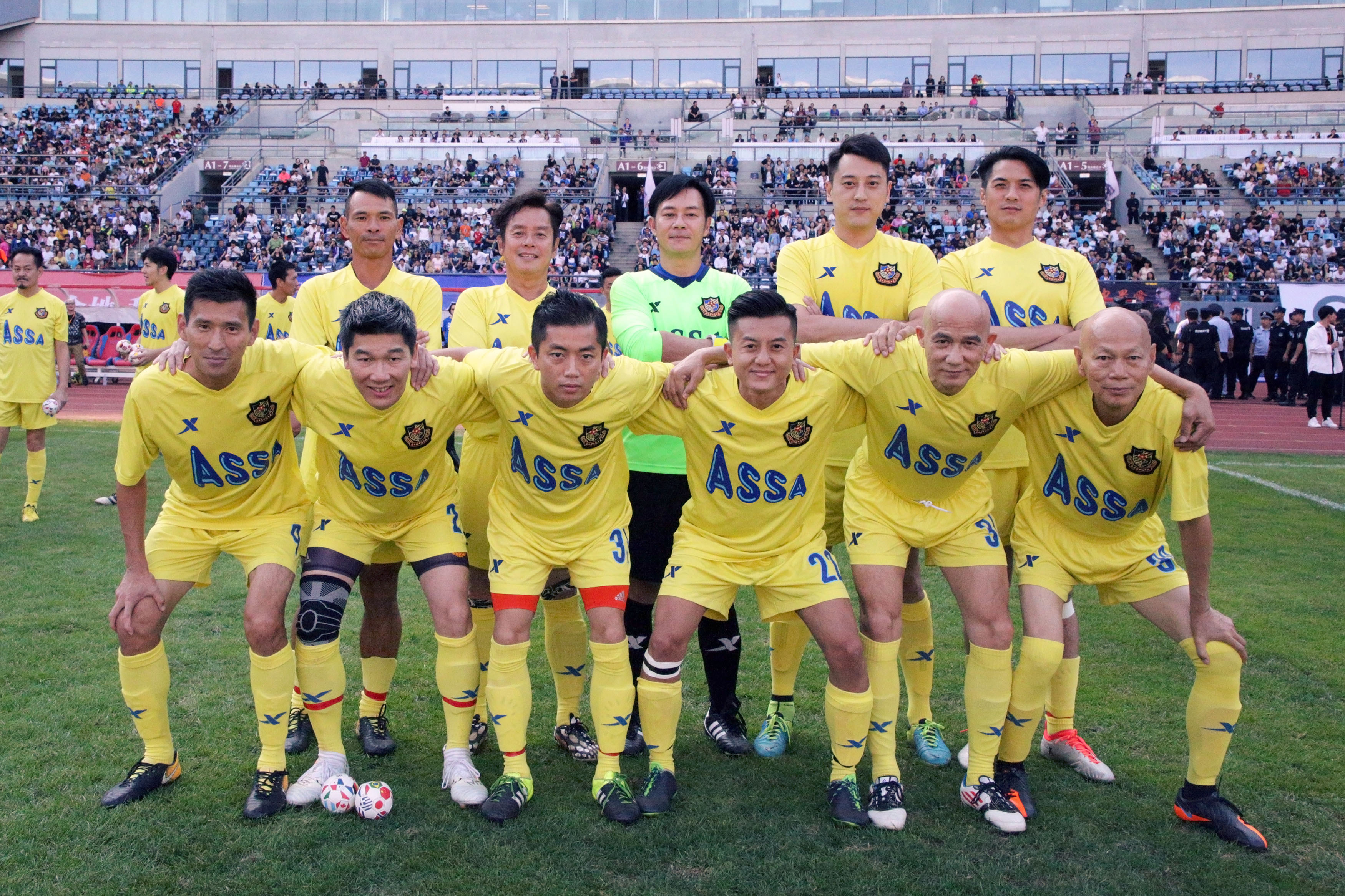 香港足球队黄日华踢人是真的吗,陈百祥对黄日华踢球看法