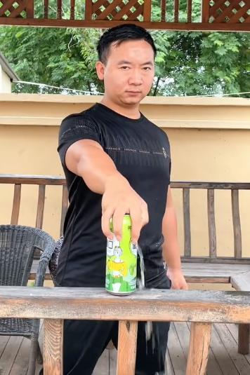 小伙模仿电影练成摘叶飞花,东方不败的飞花神功