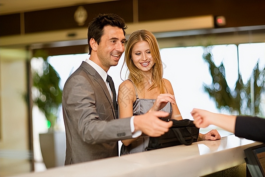 情人关系住酒店男女都要登记吗,法律法规对情人住酒店的有关规定