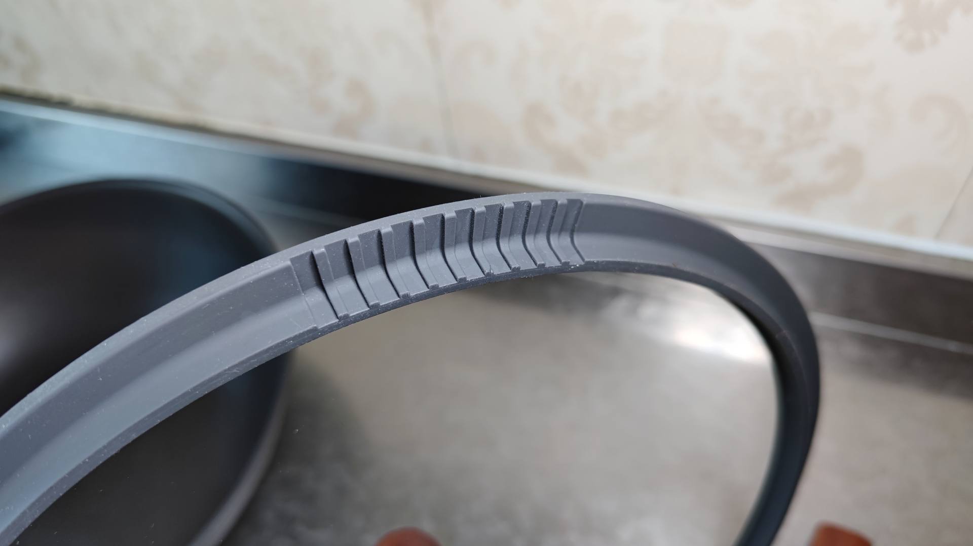 什么铁锅炒菜不易糊锅,铁锅怎么炒菜不容易糊