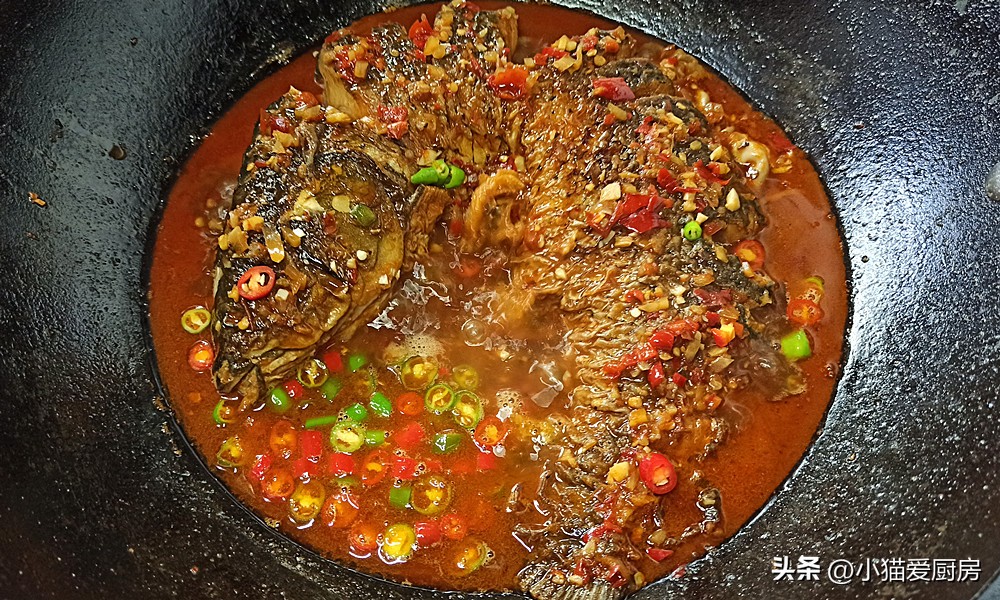 农村下酒菜泡椒蒸腊草鱼,酸菜泡椒草鱼的家常做法