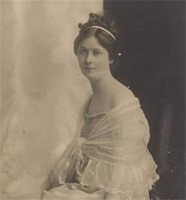 19岁爱上叶赛宁却只被他当情人，10年后，叶赛宁自杀，她坟前殉情