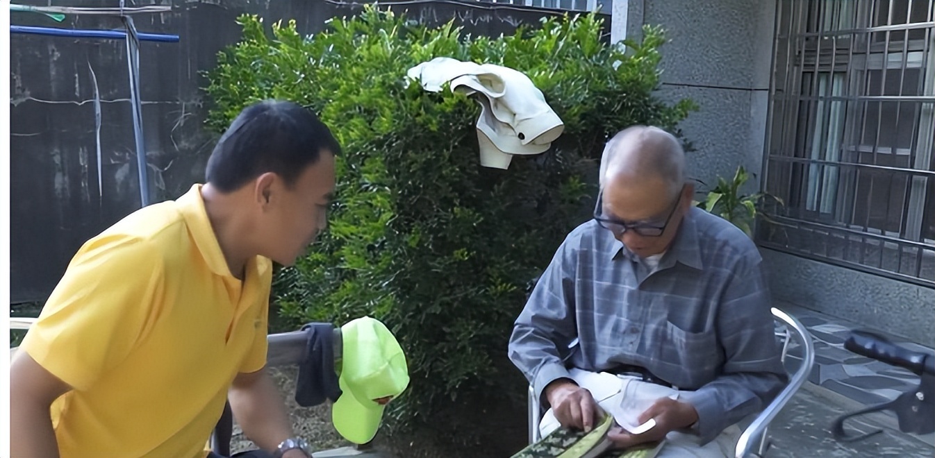 台湾“灵魂摆渡人”，20年间自费送200位老兵回家，感动海峡两岸