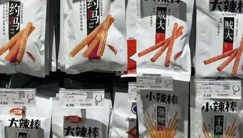 卫龙辣条真的是脚踩的吗,卫龙辣条包装被指打低俗擦边球