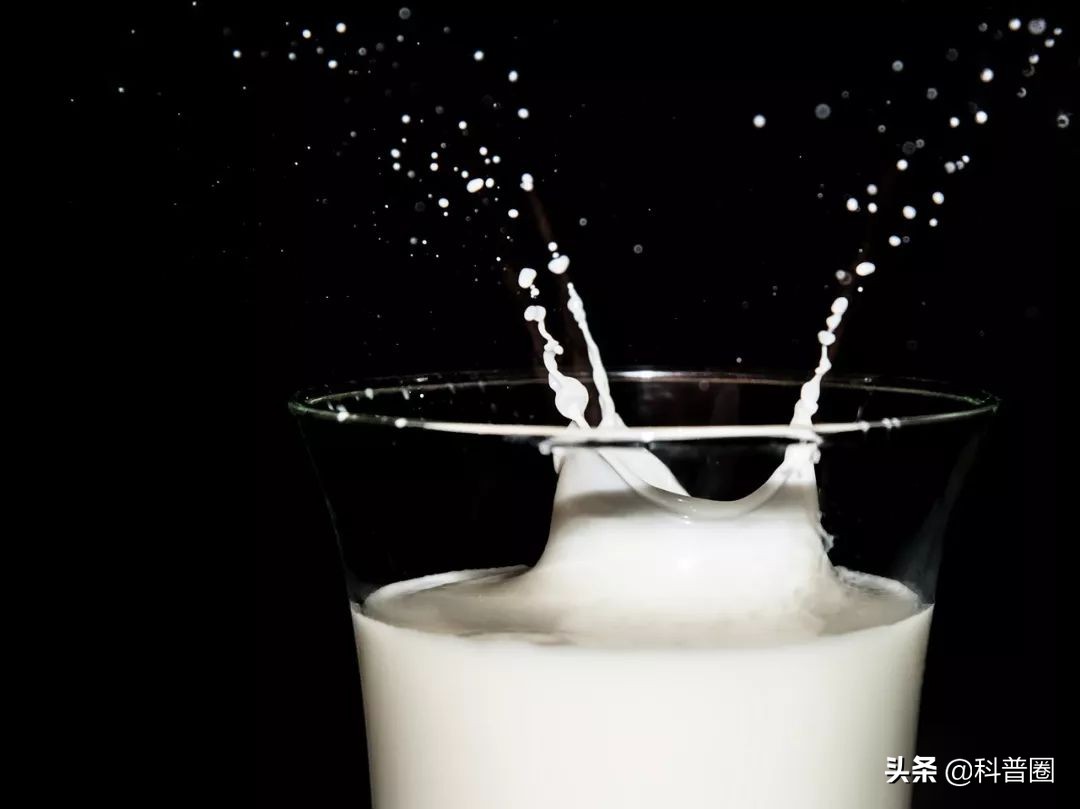 牛奶中含有致癌物质是真的吗,牛奶中全是防腐剂不仅有毒还致癌