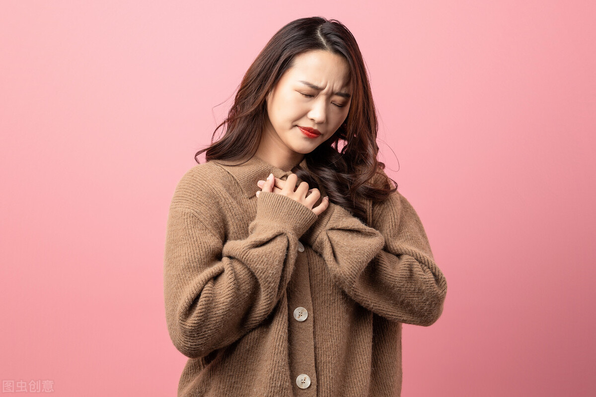 47岁女胸闷气短是心脏病吗,女性50岁心脏胸闷气短