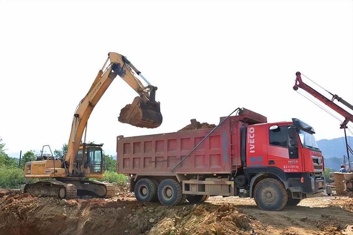 跟车实录在路上见到品牌的卡车,红岩杰狮车队夜晚视频