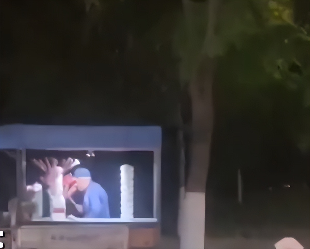 怕糖葫芦化的老人,用嘴含水喷糖葫芦