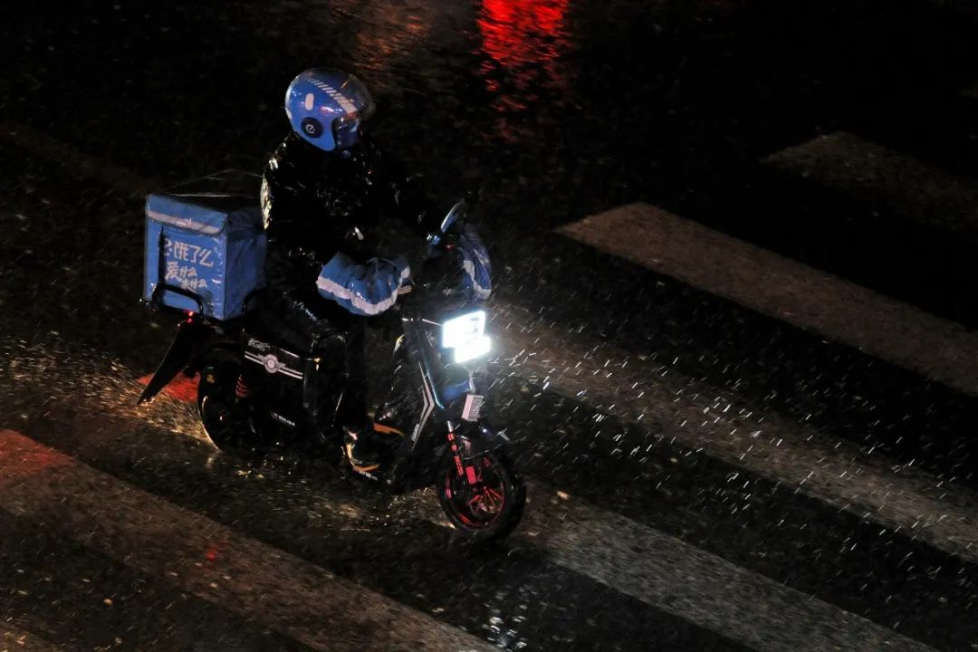 外卖骑手人满为患738万等待接单,失业大军拥入外卖骑手收入腰斩