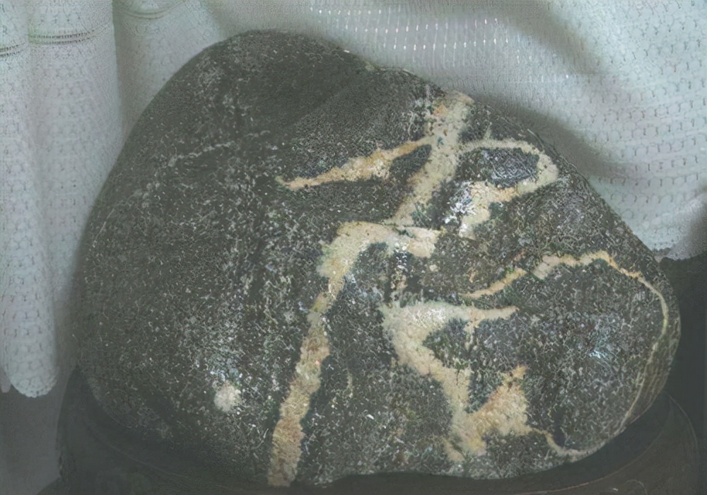 大爷挖出一个石头,老百姓挖到一块自然奇石有啥说法