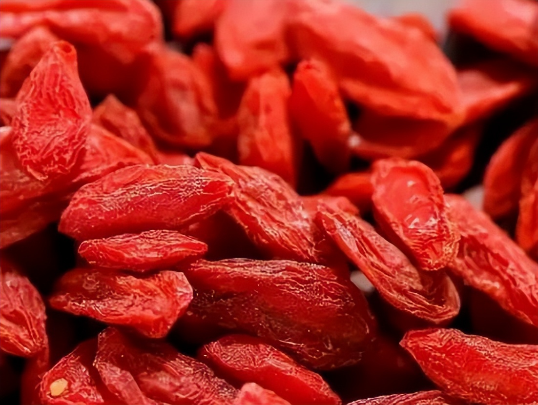 男人喝枸杞水能降血糖吗,长期用枸杞泡水喝是养肾还是伤肾