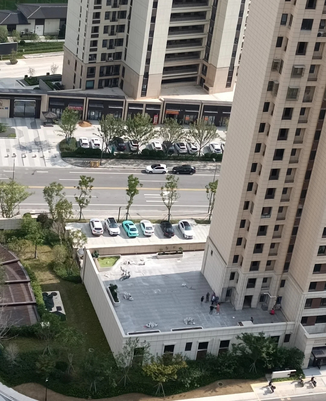 2楼和顶楼哪个好出手,32层顶楼和2楼选哪个