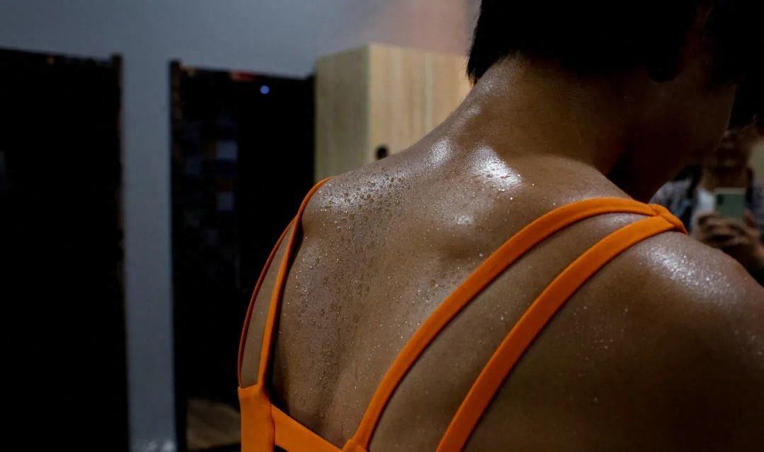 一位女明星隆胸5次,女演员隆胸