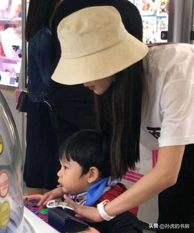 baby机场小海绵曝光,网上晒出angelababy陪儿子小海绵