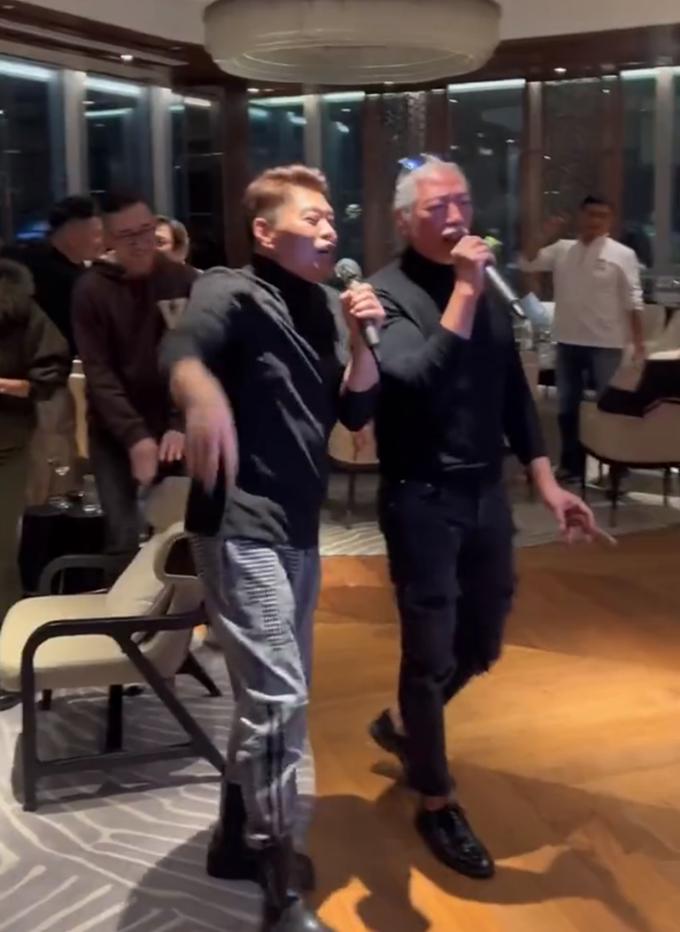 59岁张耀扬自驾游澳门！须发皆白仍有型，边骑单车边玩手机引担忧