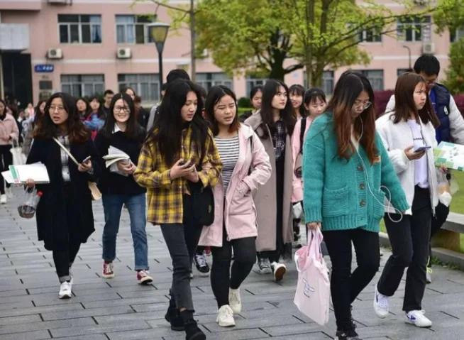 老师为方便体育生充当教学工具,老师让体育生充当教学工具