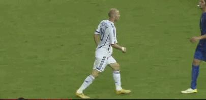 齐达内把足球艺术发挥得淋漓尽致,足球十大中场大师齐达内