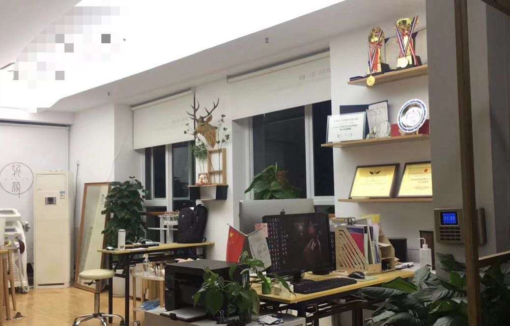 我，四川女孩，曾是五星级酒店前台，后来创业开店，赚钱买房买车