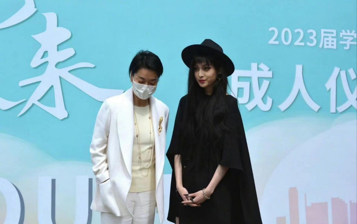 毛阿敏和女儿休闲合影照片,60岁毛阿敏与19岁女儿同框