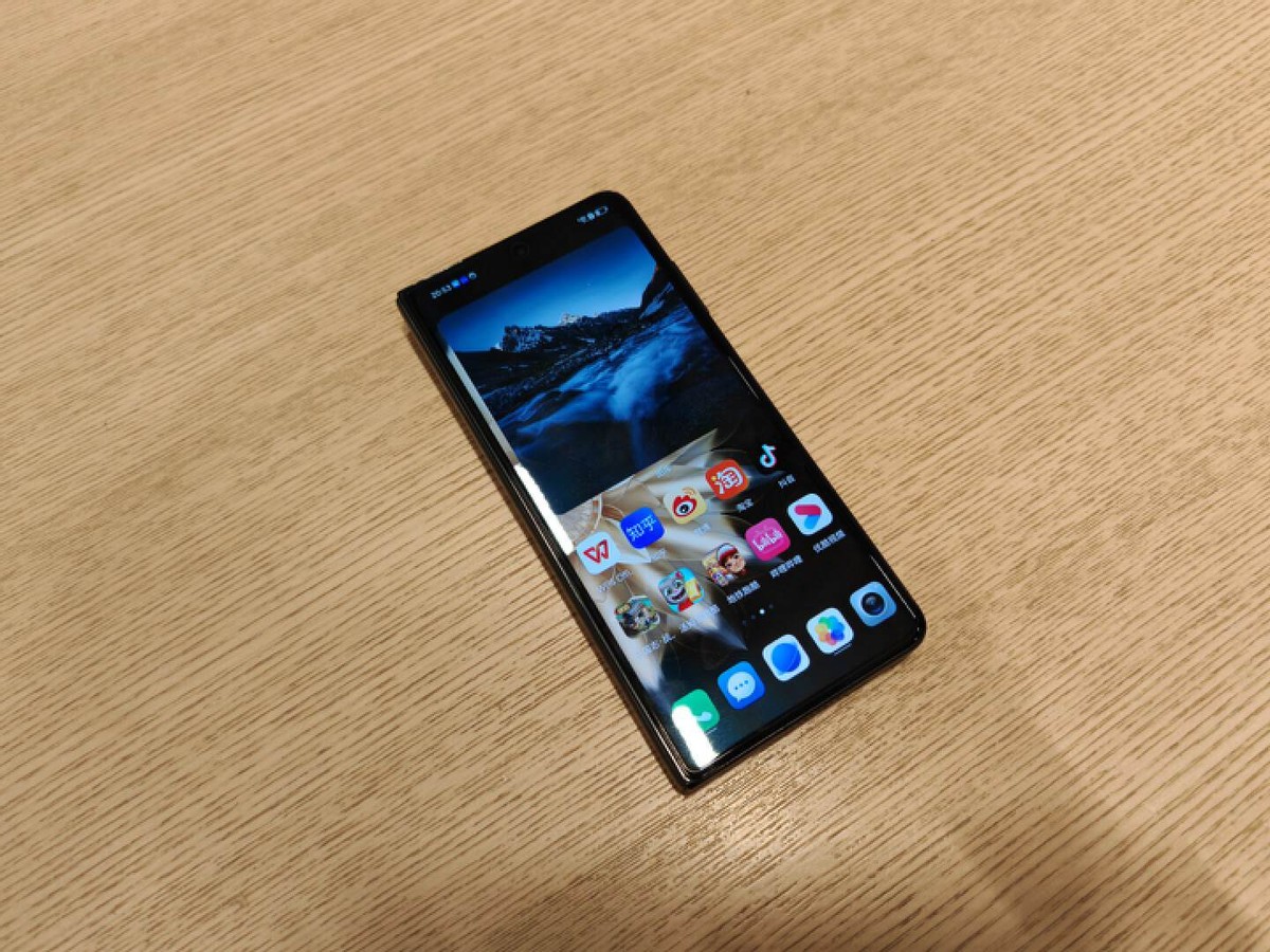 荣耀MagicV2折叠屏测评，5大亮点和2个缺点，8999值得冲吗？