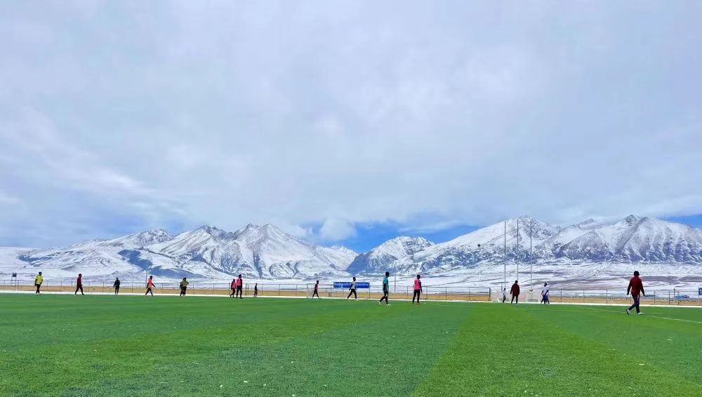 一双球鞋一人一只，凑成“黄金左右脚”！没有什么能够阻挡“运动小子”们的热爱