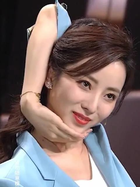 春晚主持人马凡舒和龙洋谁大气,春晚女主持人马凡舒开场合集