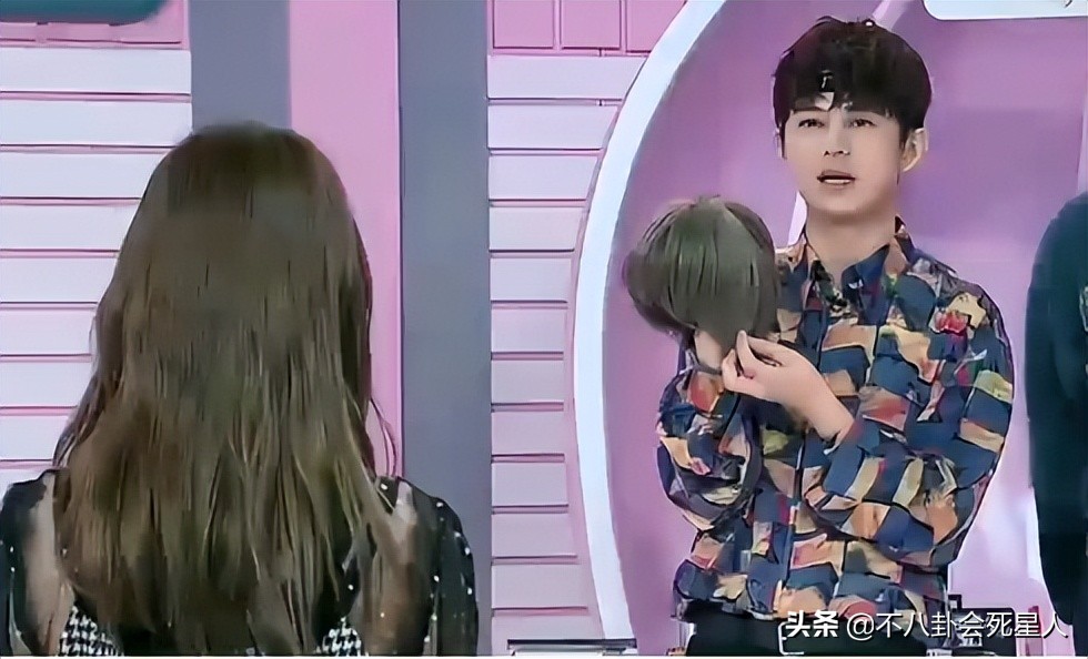 刘晓庆戴头套,刘晓庆戴假发吗