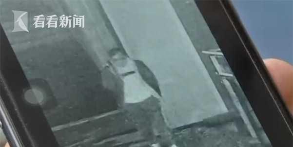 男子与女友酒店开房被*窥偷**在墙壁上发现一个洞