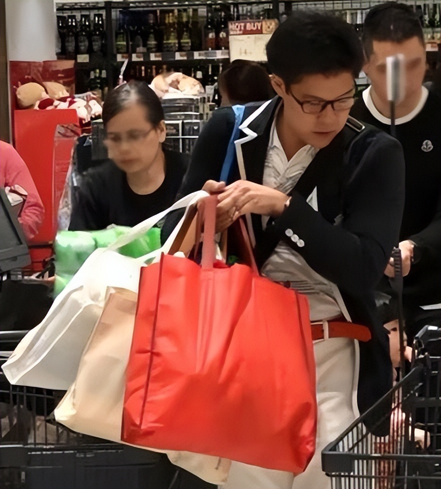 郭晶晶卖货直播,郭晶晶要自己赚钱养家吗