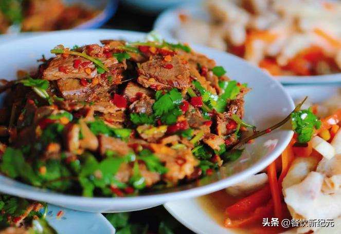 女子参加闺蜜婚宴随礼1000包辣条,女子偶遇婚宴随礼200元吃席