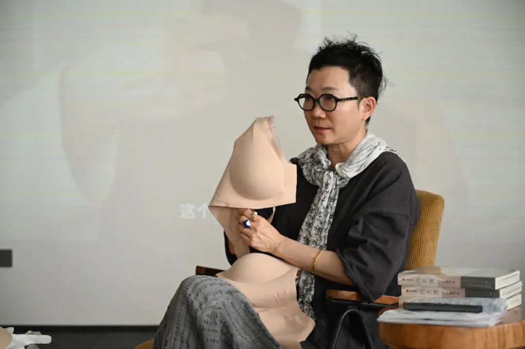 她为没有乳房的姐妹，穿上内衣