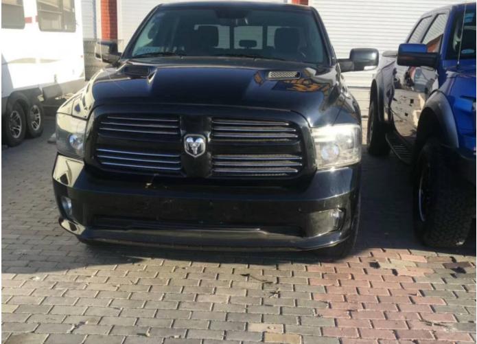 看到这5种“动物车标”绕道走，各个有身份，开宾利也惹不起