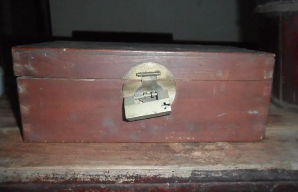 男子花10万块买下12幅画,男子花12000买的一幅画