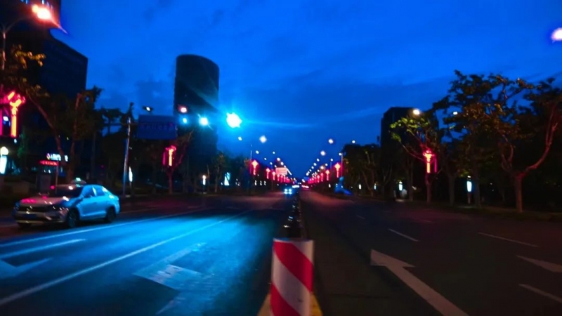 《张家港》，一部自带热度的电影