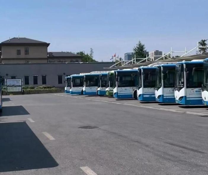 湖南52岁老人公交车内身亡,一男子15路公交车猝死事件