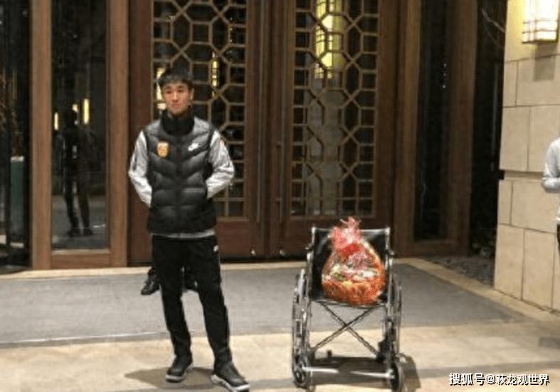 韦世豪与舒库罗夫均首发出战,19年韦世豪飞铲舒库罗夫