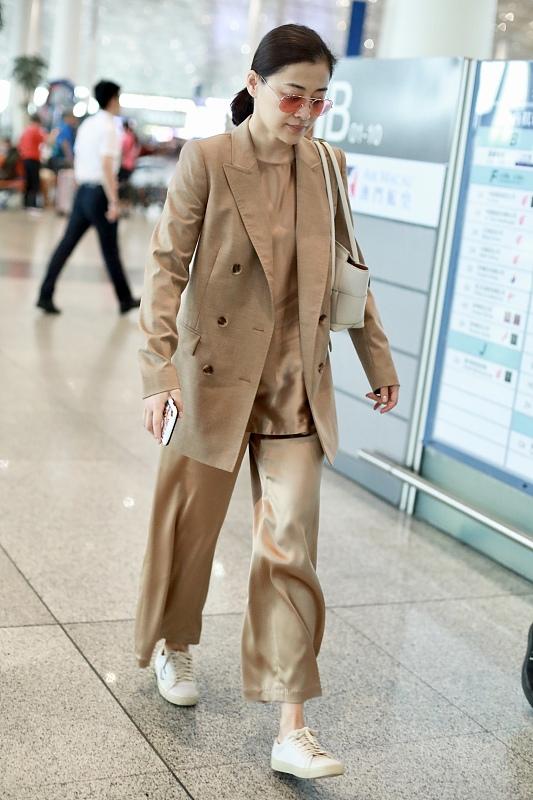 梅婷一家风衣配礼帽时髦又潇洒,梅婷穿的白衬衫和黑色阔腿裤