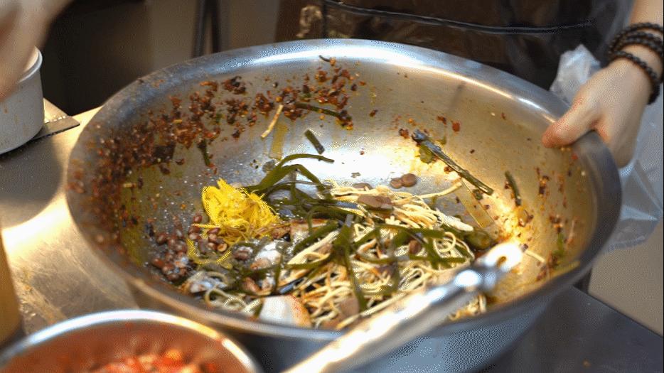 红河州有个“凉菜西施”，4㎡的小摊火了15年，一个月能卖10吨菜