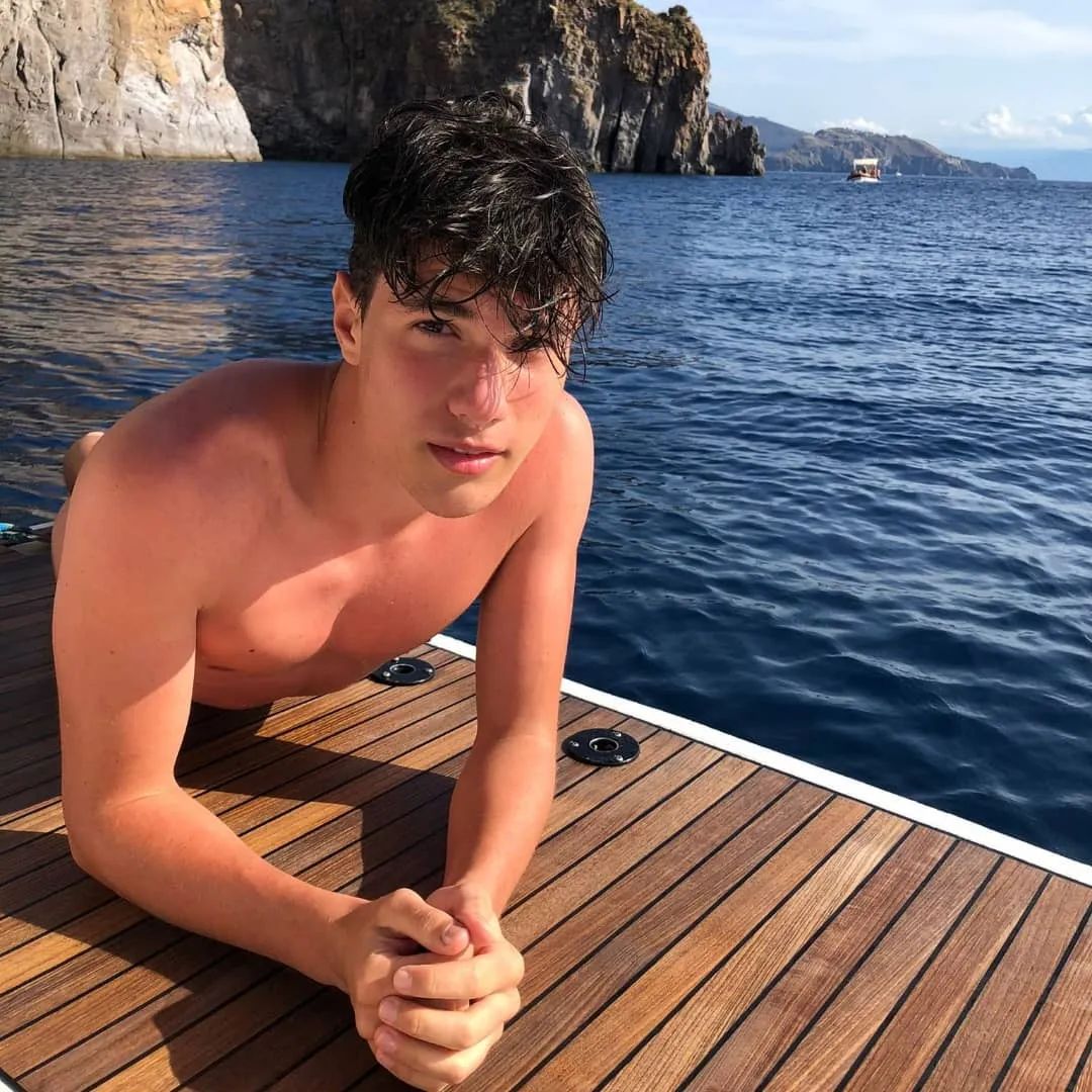 189cm“天使男模”官宣4胎，网友麻了：他才25岁啊？！