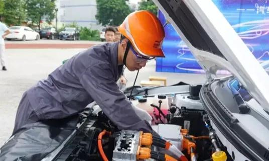 女孩初中毕业学什么有前途,初中毕业学什么职业最有前途