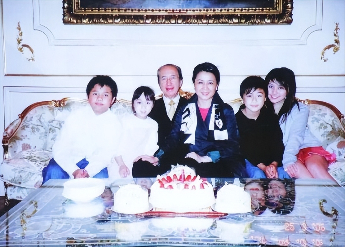 何超盈婚后低调,何超盈几岁结婚