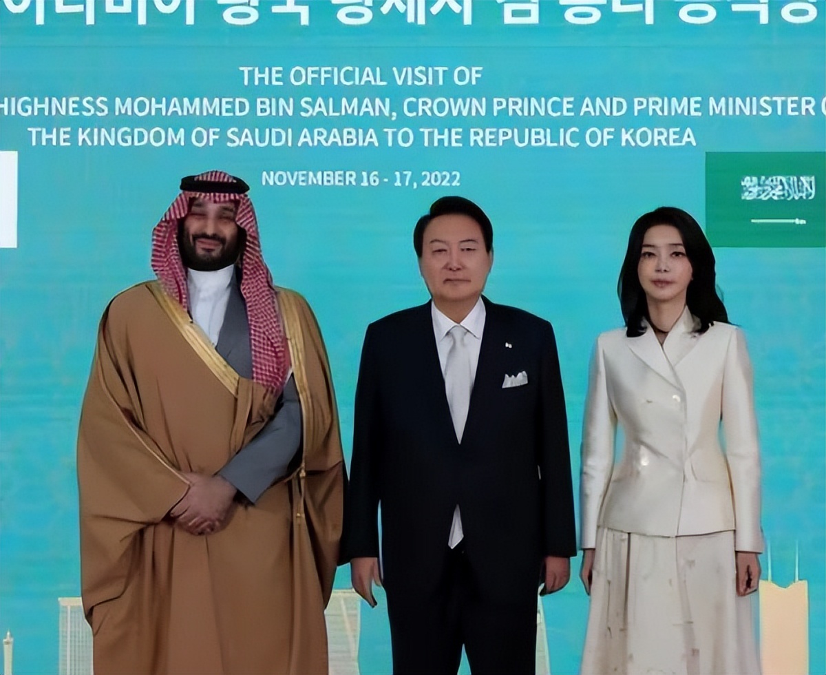 闊╁浗澶汉绌胯亴涓氬瑁呰姘斿満鍏ㄥ紑,闊╁浗绗竴澶汉绌胯タ瑁呴厤缁胯壊琛～