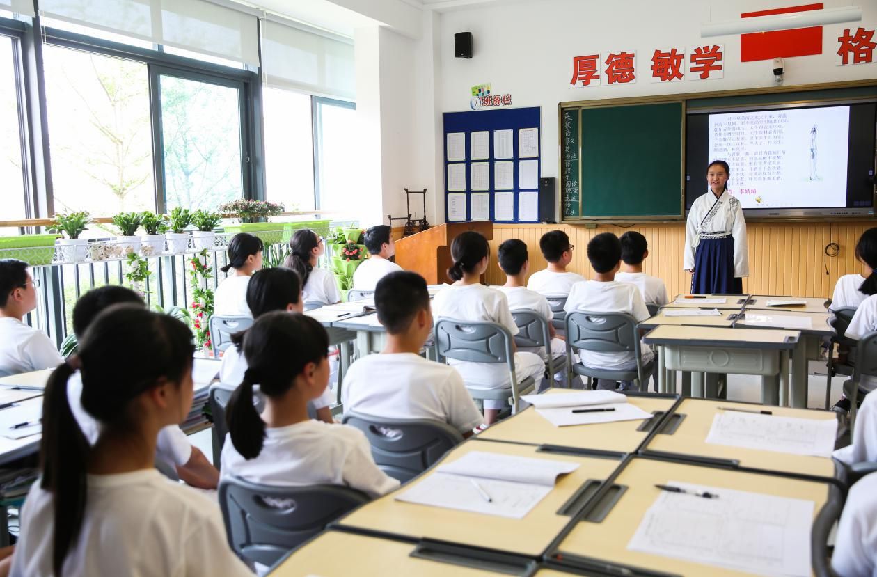 太强了!600分以上占三分之一!这所中学堪称“重本直升机”