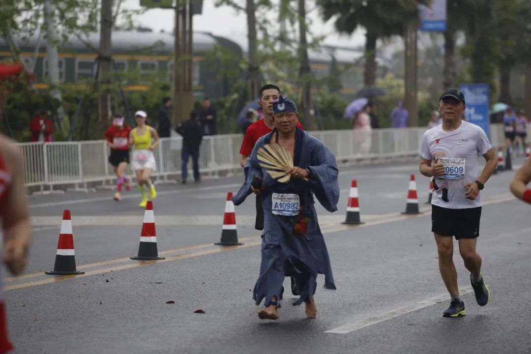 万人一起骑马的视频,万人齐跑马拉松