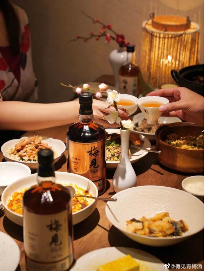 4000亿年轻人酒饮市场,梅见、锐澳、布鲁大师给了哪些解法?