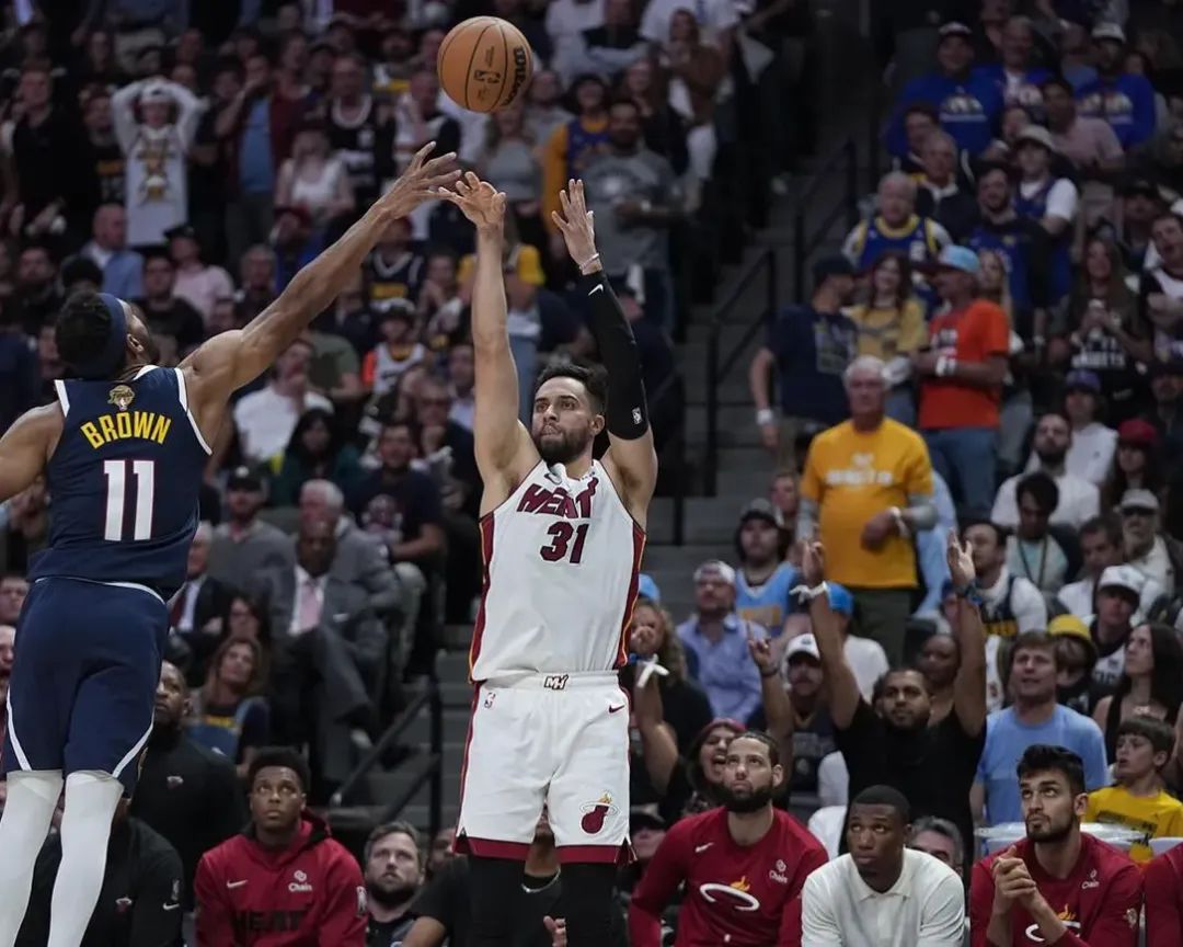 场均24分后卫报销，老大伤停！逼疯无数人的球队文化反而救了他们